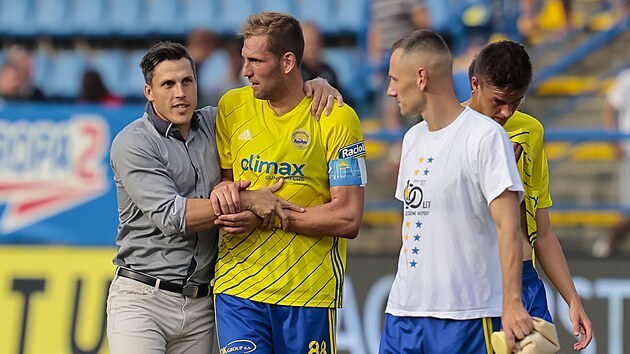 Zlínský trenér Jan Jelínek se po vítězství nad Teplicemi objímá s kapitánem Tomášem Poznarem.