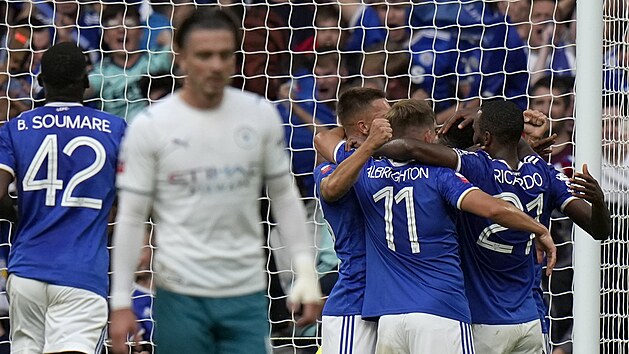 Kelechi Iheanacho z Leicesteru se spoluhri oslavuje promnnou penaltu v utkn o anglick Superpohr s Manchesterem City.
