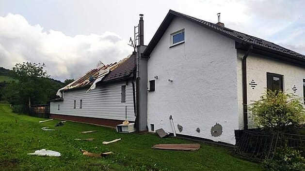 Škody, které napáchalo čtvrteční tornádo, ve slovenských obcích Skrabské a Petkovce. (5. srpna 2021)