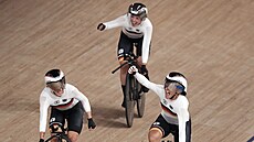 Německé dráhové cyklistky oslavují olympijské zlato ve stíhacím závodě družstev.