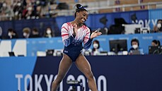 Americká gymnastka Simone Bilesová se raduje po výkonu na kladin.