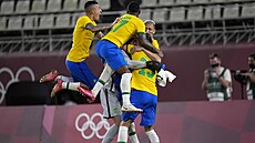 Fotbalisté Brazílie křepčí po postupu do olympijského finále.