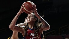 Americká basketbalistka Brittney Grinerová zakonuje v duelu s Austrálií. Brání...
