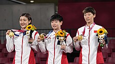 Čínské stolní tenistky ukazují zlato z olympijské soutěže družstev.