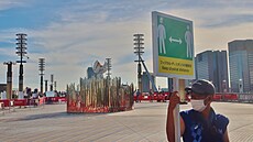 DODR�UJTE VZDÁLENOST. Ohe� Her XXXII. olympiády byl p�esunut na um�lý ostrov...