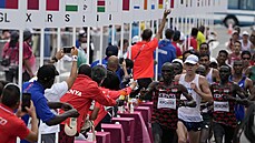 Favorité maratonského olympijského běhu se občerstvují.