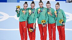 Bulharské moderní gymnastky ukazují zlaté medaile.