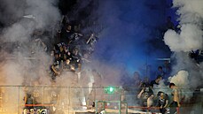 Řádění fanoušků Komety, kteří použili pyrotechniku během zápasu s Třebíčí.