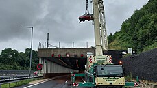 Pi pronásledování na dálnici D8 skonilo auto na ochozu tunelu. (1. srpna 2021)