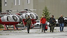 Záchranáři, kteří pátrali po zmizelém vyhlídkovém letu na Aljašce. (5. srpna...