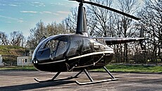Lehký vrtulník Robinson R66 bývalého �éfa Leti�t� Praha Miroslava Dvo�áka.