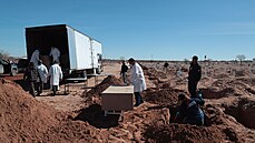 Forenzní specialisté pohřbívají u města Juarez oběti kartelů. (14. února 2020)