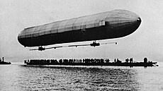 První Zeppelinova vzducholo LZ 1 nad Bodamským jezerem