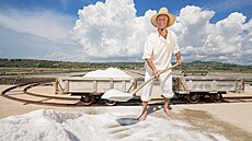 Saliná�i získávají s�l v salinách za pomoci mo�e, v�tru a slunce.