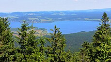 Jeden z nejlepích pohled na vodní nádr Lipno se otevírá z rozhledny...