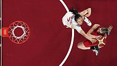 Belgická basketbalistka Kim Mestdaghová (vpravo) smuje k ínskému koi, brání...