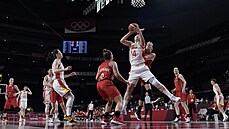 ínská basketbalistka Jüe-u Li (14) doskoila v souboji s belgickými hrákami...