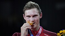 Dán Viktor Axelsen slaví olympijský titul v badmintonu! chen Lung s ním...