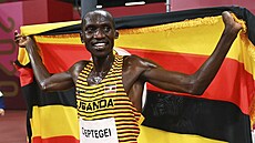 Joshua Cheptegei z Ugandy slaví zlato ve finále běhu na 5000 metrů. (6. srpna...