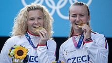 Kateřina Siniaková (vlevo) a Barbora Krejčíková pózují se zlatými medailemi ze...