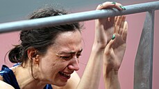 Ruská výškařka Marija Lasickeneová dojatě pláče po triumfu na olympijských...