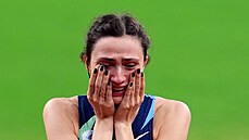 Ruská výškařka Marija Lasickeneová se raduje ze zisku zlaté medaile na...