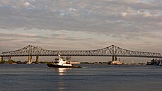 Na most� nad �ekou Mississippi v New Orleans novope�ený man�el zapo�al st�elbu...