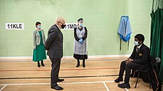 Britský premiér Boris Johnson na návtv koly, kde bylo zízeno doasné...