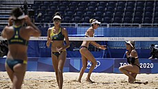 Americké plážové volejbalistky April Rossová a Alix Klinemanová (za sítí)...