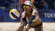 Americká beachvolejbalistka April Rossová v akci bhem olympijského finále v...