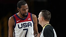 Americká basketbalová hvzda Kevin Durant v diskusi s rozhodím bhem...