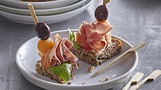 Kanapky se suenou unkou, melounem a olivami