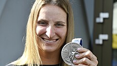 Tenistka Markéta Vondrouová ukazuje svou stíbrnou medaili po píletu z Tokia.