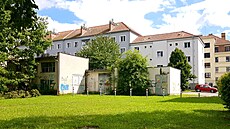 Zatím stojí mezi bytovými domy v klidné lokalit� Pra�ského p�edm�stí nízký...