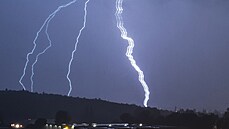 Stuhový blesk, který 25. �ervence p�i bou�ce nad Brnem zachytil fotoaparát...