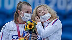 Barbora Krejíková (vlevo) a Kateina Siniaková na stupních vítz v Tokiu. (1....