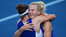 Tenistky Krejčíková a Siniaková v objetí po vítězství v Tokiu (1. srpna 2021)