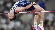 Ilya Ivanyuk soutí ve skoku do výky na letních olympijských hrách v Tokiu....