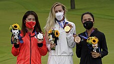 Zleva doprava: stříbrná medailistka Mone Inamiová z Japonska, zlatá Nelly...