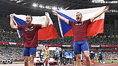 Oštěpaři Vítězslav Veselý a Jakub Vadlejch z ČR po finále na LOH 2020. 7. srpna...
