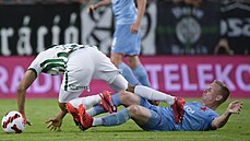 Aissa Laidouni z Ferencvarose padá pes slávistu Petra evíka v úvodním utkání...