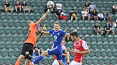 Pardubický branká Jakub Markovi vyráí centr ped nabíhajícím boleslavským...