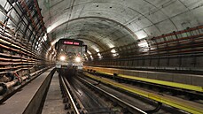 Metro projídjící z Hloubtína na Rajskou zahradu.