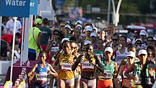 Hlavní pole bhem enského olympijského maratonu v Sapporu.