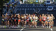 Hlavní pole během olympijského ženského maratonu v Sapporu.