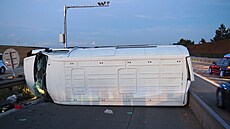 V nákladní dodávce v dob� nehody cestovalo celkem 16 lidí. Vedle �idi�e a dvou...