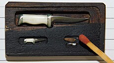 Miniaturní no�ík (vpravo dole) je men�í ne� hlavi�ka zápalky �i zrnko kmínu.