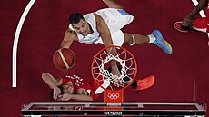 Argentinec Luis Scola zakonuje v utkání s Japonskem na olympijském turnaji...