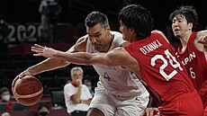 Argentinec Luis Scola v utkání s Japonskem na olympijském turnaji basketbalist...