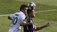 Petr Buchta z Karviné (vlevo) a Daniel Va�ulín z Hradce Králové bojují o mí�.